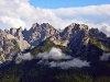 La bastionata del Cridola seguita dal Montanèl; in primo piano verdeggiante il Col Agudo