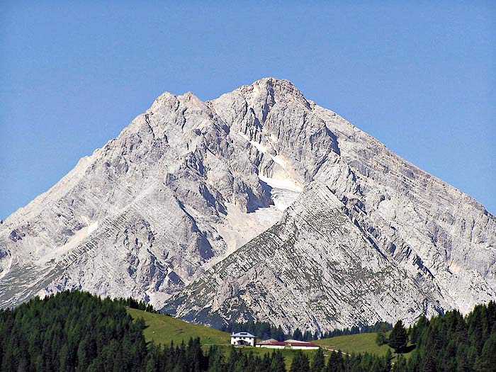 L'Antelao da Soracrepa; in primo piano il rif. Baion 