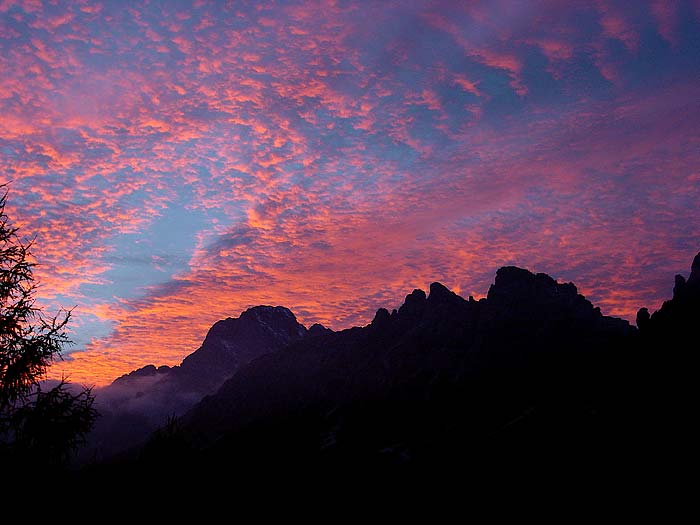 Tramonto su Croda Bianca, Ciastelin e M. Ciarìdo dalla chiesetta della Madonna del Ciareido