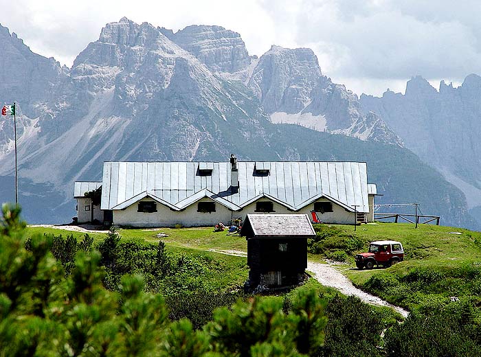 Il rifugio Ciareido dal sentiero n. 272; sullo sfondo il Montanel