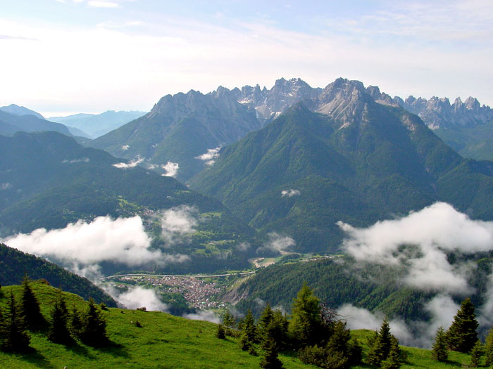 Il paese di Lozzo di Cadore ripreso dai Zei de Mizoi; sullo sfondo la successione dei monti Miaron, Cridola e Montanel