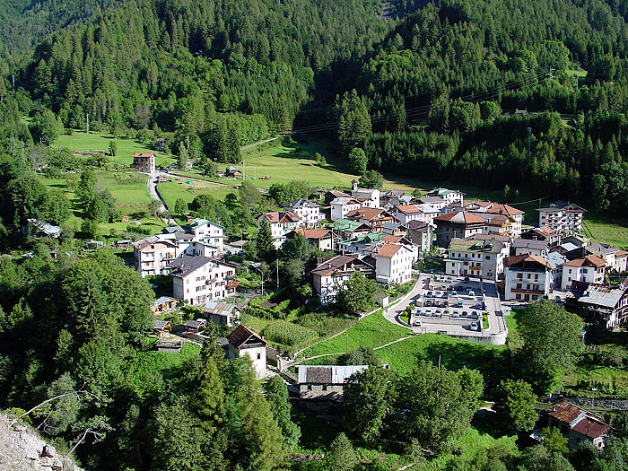 La borgata di Prou ripresa da Revis.