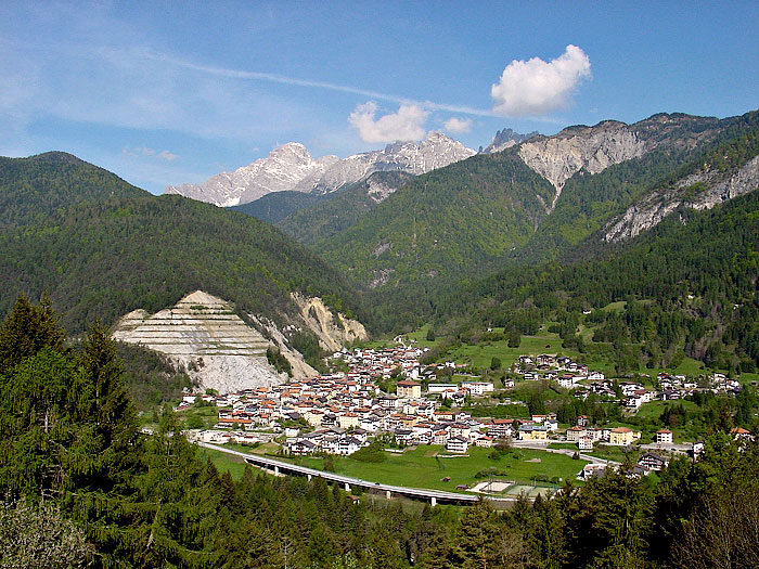 Il paese di Lozzo di Cadore ripreso da Lorenzago