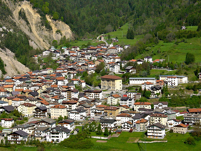 La parte centrale del paese di Lozzo di Cadore ripresa da Lorenzago.