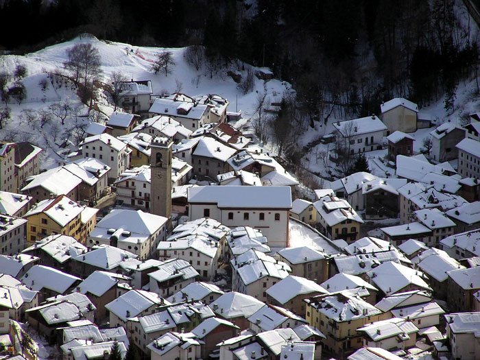 Una veduta invernale verso Lozzo di Cadore da Soracrode; al centro il campanile e la ex chiesa parrocchiale ora auditorium