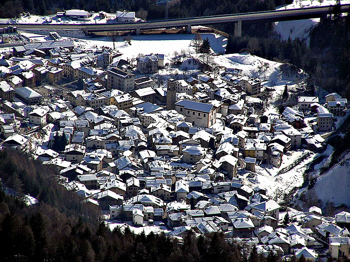 Lozzo di Cadore ripreso da Soracrode a metà primavera. si nota la tangenziale sulla quale scorre tutto il traffico della vallata.