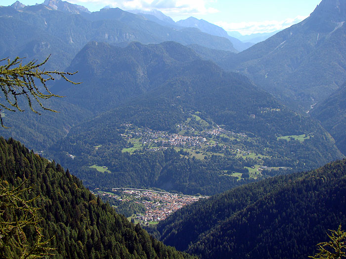 I paesi di Lorenzago (in alto) e di Lozzo di Cadore dai pressi della Croda dei Rondoi lungo l'omonimo anello escursionistico.