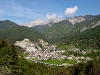 Il paese di Lozzo di Cadore ripreso da Lorenzago; sullo sfondo le Marmarole orientali.