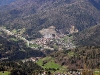 Lozzo di Cadore dal Col de Poeca; in evidenza la tangenziale che permette al paese di avere un centro urbano di grande vivibilità.