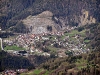 Lozzo di Cadore dal Col de Poeca; le gradonate in evidenza sono costituite da sedimenti di Bellerophon.