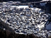 Una veduta invernale del centro urbano di Lozzo di Cadore ripresa da Soracrode.