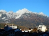 Un angolo del paese verso sera; sullo sfondo il Crissin seguito dal Pupera Valgrande.