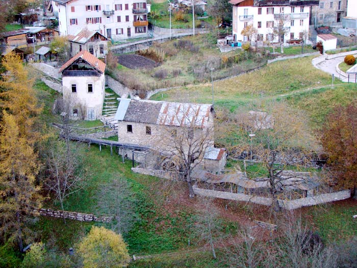 Il mulino Calligaro inserito nella cornice degli altri opifici idraulici: la centralina di Loo Baldovin ed il mulino Del Favero, quest'ultimo appena sopra quello Calligaro.