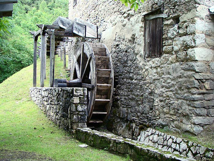 La ruota idraulica a cassetti. Si tratta di una ricostruzione a scopo didattico della sola ruota che non è collegata ad alcun organo interno al mulino. 