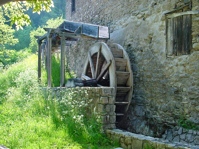 La ruota a cassetti veniva posta in rotazione tanto dall'impeto dell'acqua che la colpiva quanto dal peso esercitato dalla stessa in seguito al riempimento dei cassetti