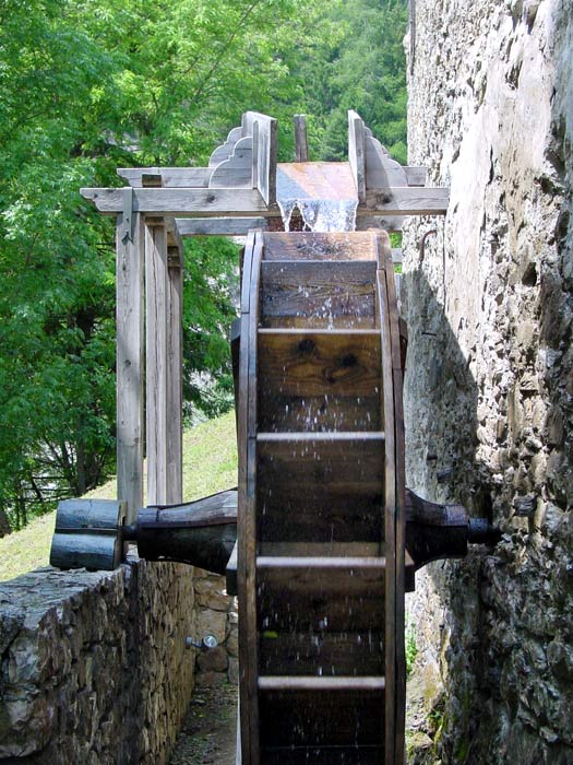 Un particolare dei cassetti che accolgono l'acqua.