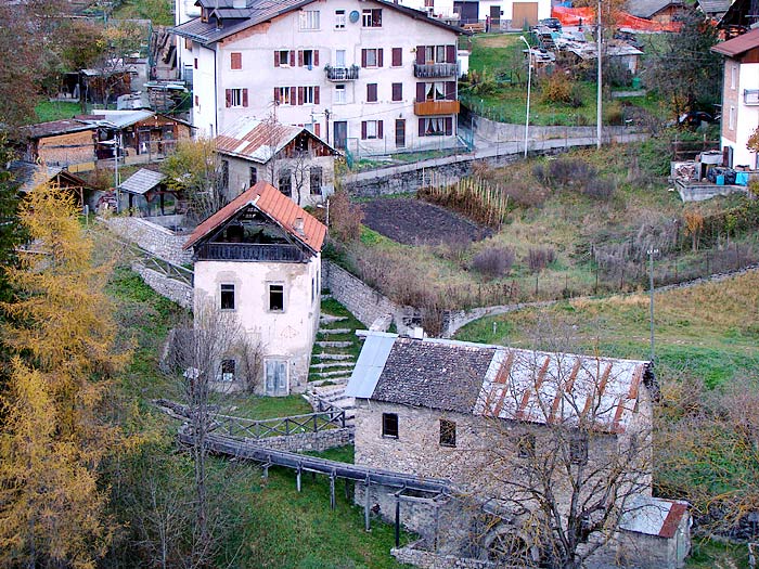 L'edificio della centralina elettrica di Leo Baldovin Caruli ripresa da Revis.