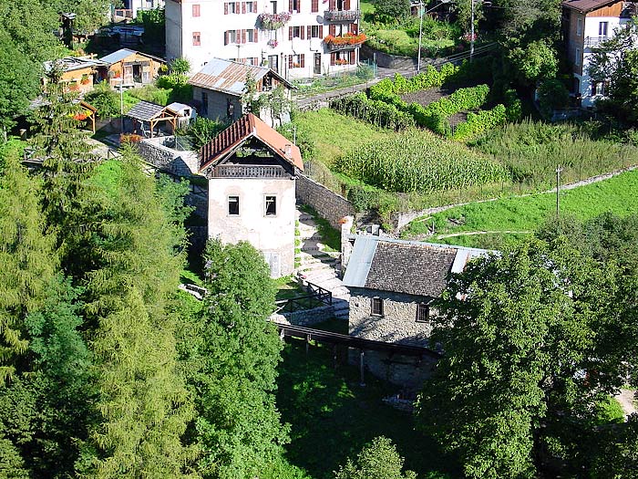 L'edificio della centralina elettrica di Leo Baldovin Caruli ripresa da Revis.