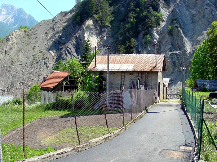 L'edificio della centralina elettrica di Leo Baldovin Caruli ripresa da Revis.