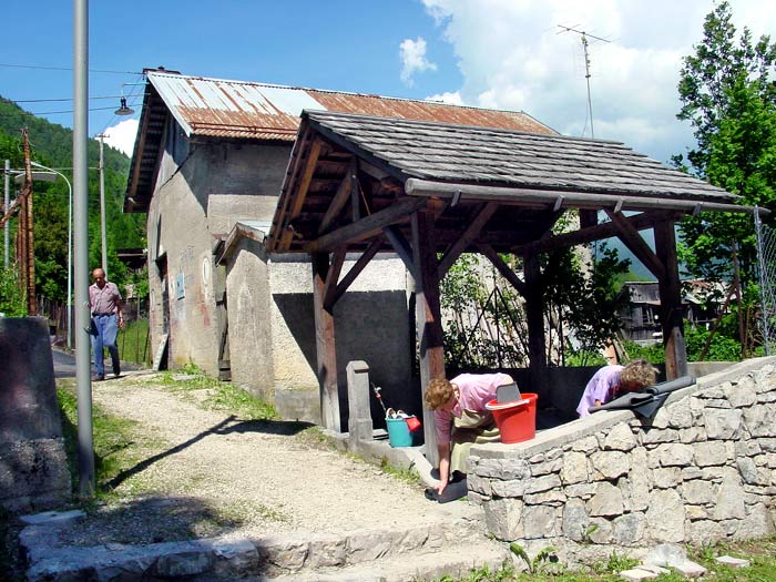 L'edificio della centralina elettrica di Leo Baldovin Caruli ripresa da Revis.