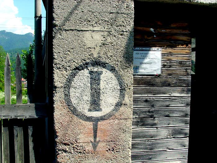 L'edificio della centralina elettrica di Leo Baldovin Caruli ripresa da Revis.