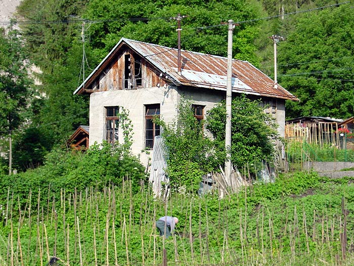 L'edificio della centralina elettrica di Leo Baldovin Caruli ripresa da Revis.