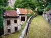 Facciata est del mulino detto dei Pinza. La parte più alta dell'edificio costituisce il vecchio mulino Zanella in Loda ...