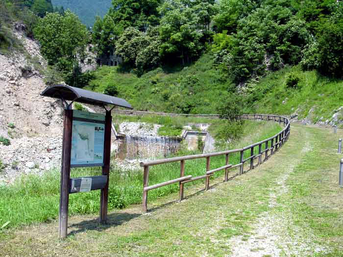 Il percorso si snoda parallelo al corso del torrente Rio Rin, la cui acqua alimentava 