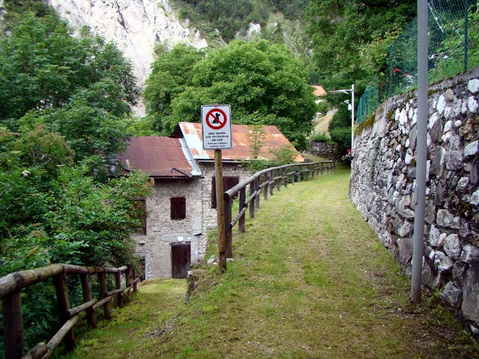 La Strada dei Mulini con i mulini dei Pinza (a sinistra, ribassato) e Zanella in Loda.
