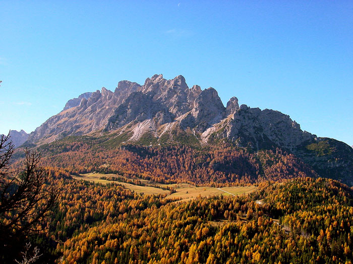 Croda Bianca, Ciastelìn e Ciarìdo sovrastano il pascolo di Pian dei Buoi