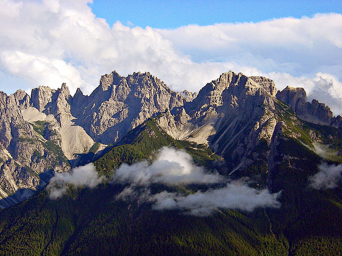 La bastionata del Cridola seguita dal Montanèl; in primo piano verdeggiante il Col Agudo