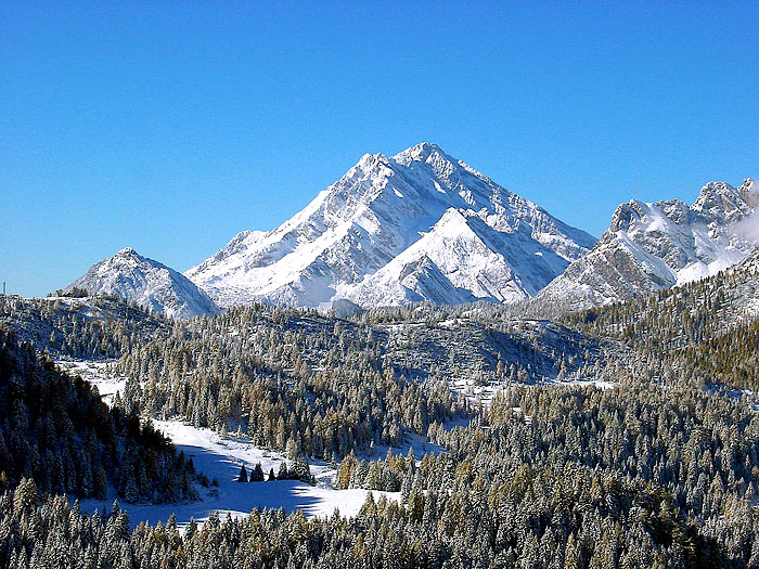 La mole piramidale dell'Antelao dalla spianata del Forte Alto di Col Vidal