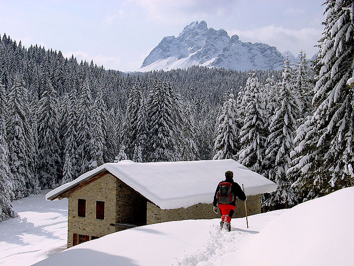 Il Cason de Cianpeviei, sullo sfondo il M. Ciarìdo