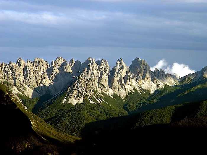 La fine merlettatura delle cime degli Spalti di Toro dalle sorgenti di Confìn