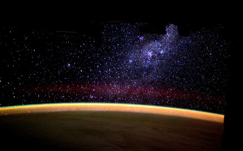 Watching the Milky Way rising over the horizon (foto di Tim Peake, ISS)