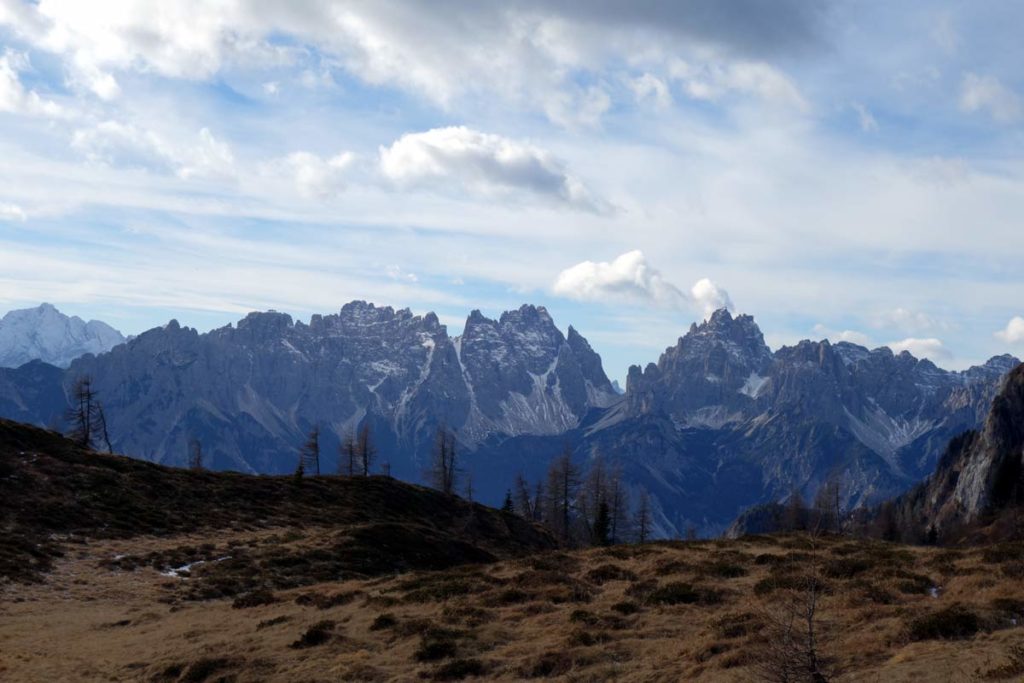 Da d. a sin: Gruppo del Cridola, forc. Scodavacca, Monfalconi; sul bordo sin. Cima dei Preti (dai pressi della forcella Croce di Tragonia; 04-01-2017)