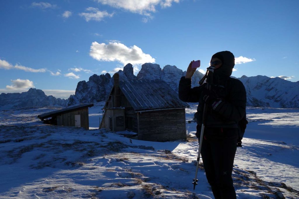 Capanna del Monte Piana: sullo sfondo il Sorapis e il gruppo del Cristallo