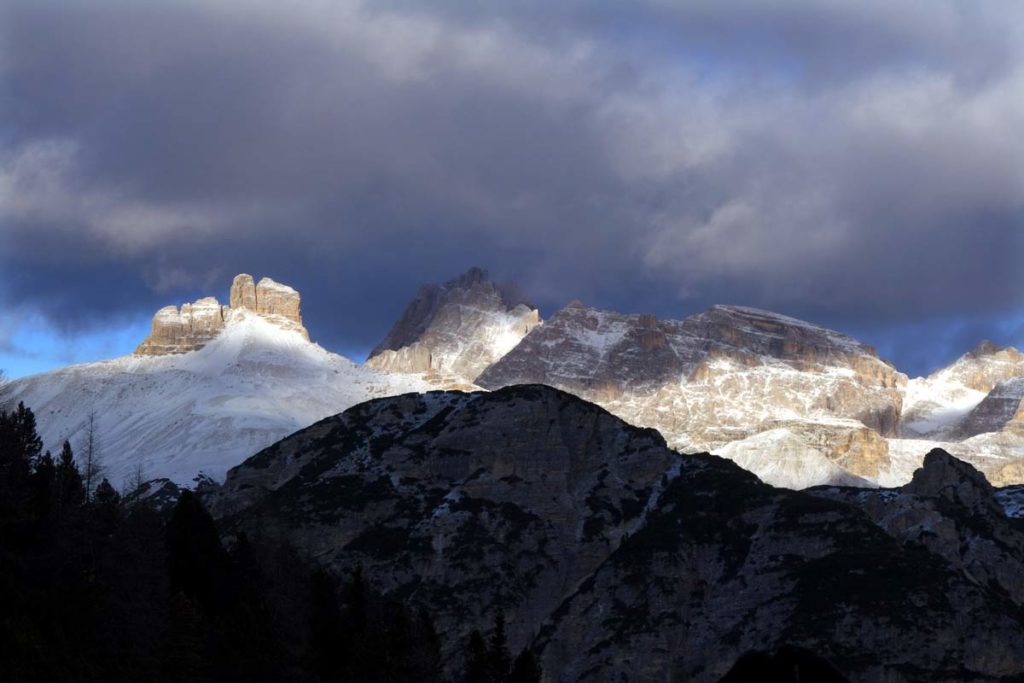 Dalla Torre dei Scarperi alle Punte di Sassovecchio passando per la Punta Tre Scarperi e il Lastron dei Scarperi; in primo piano la Croda dell'Arghena (poco prima di giungere al rifugio A. Bosi al Monte Piana)