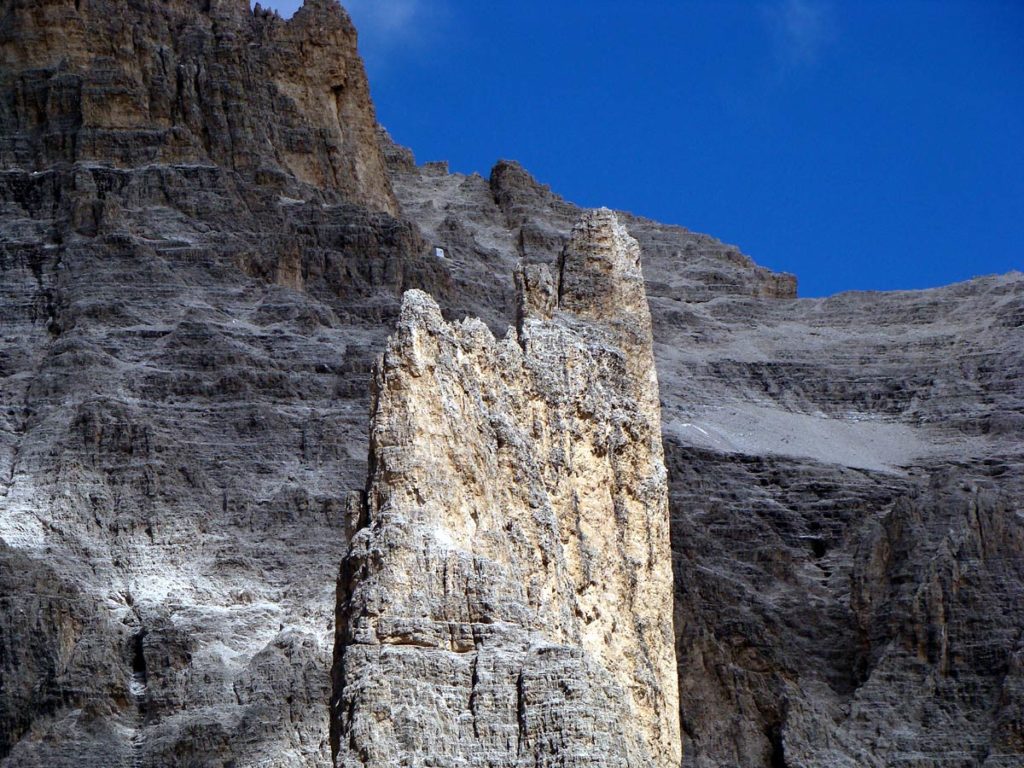 Torre Undici dai pressi del rif. Zsigmondy-Comici; sulla parete di Cima Undici retrostante la torre, a sin. di quest