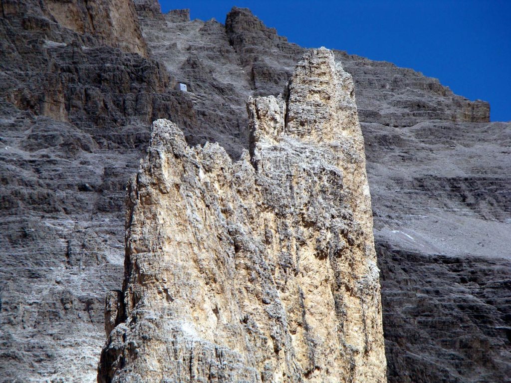 Torre Undici dai pressi del rif. Zsigmondy-Comici; sulla parete di Cima Undici retrostante la torre, a sin. di quest