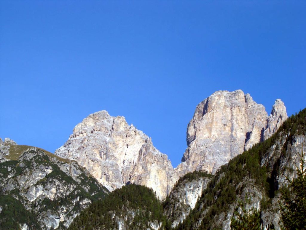 Punta de l’Agnel e Cima d’Auronzo della Croda dei Toni dalla strada statale n. 48