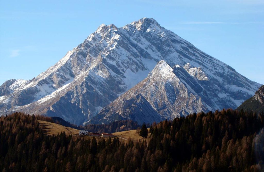 Antelao da Soracrepa di Pian dei Buoi; in primo piano rifugio e casera Baion, in secondo piano il M. Ciauderona e la Cima Cadin