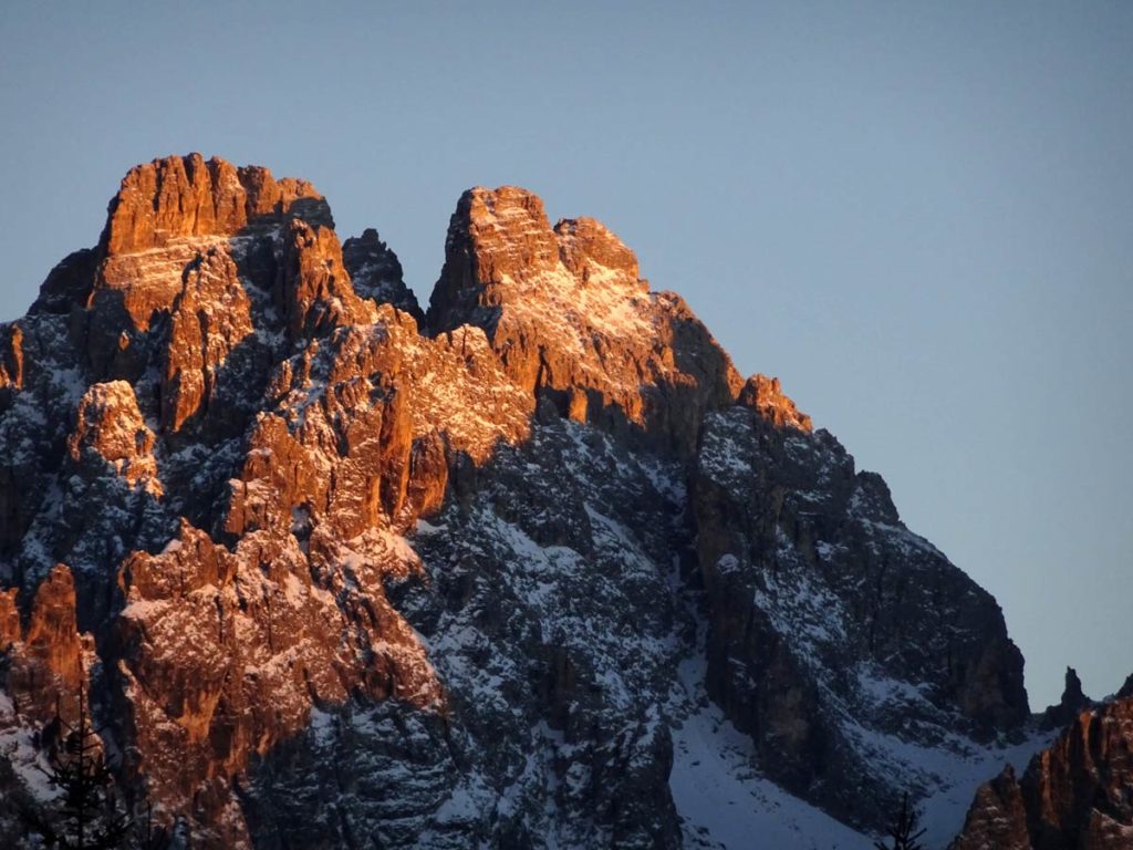 Cima Cadin di San Lucano, Cima Eötvos, Forcella e Gusela della Neve; davanti alla Cima Cadin di San Lucano Cima Cadin NO affiancata a sin. da Punta Anna; sotto di queste, leggermente a destra, Torre del Diavolo