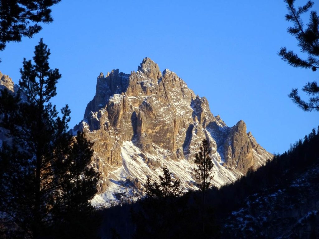 Il ramo di Misurina dei Cadini con Cima Cadin della Neve e Cima Cadin di Misurina; sulla destra in basso Punta Col de Varda