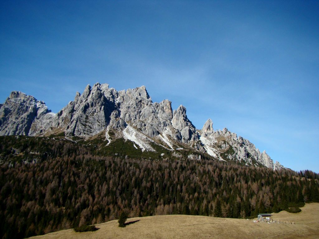 Campanile del Ciastelin e Monte Ciarìdo da Soracrepa. Del Ciarìdo si distinguono le due cime, SO e NE, e le torri Artù, Pian dei Buoi e San Lorenzo. Alla base del Ciarìdo il rifugio Ciareido