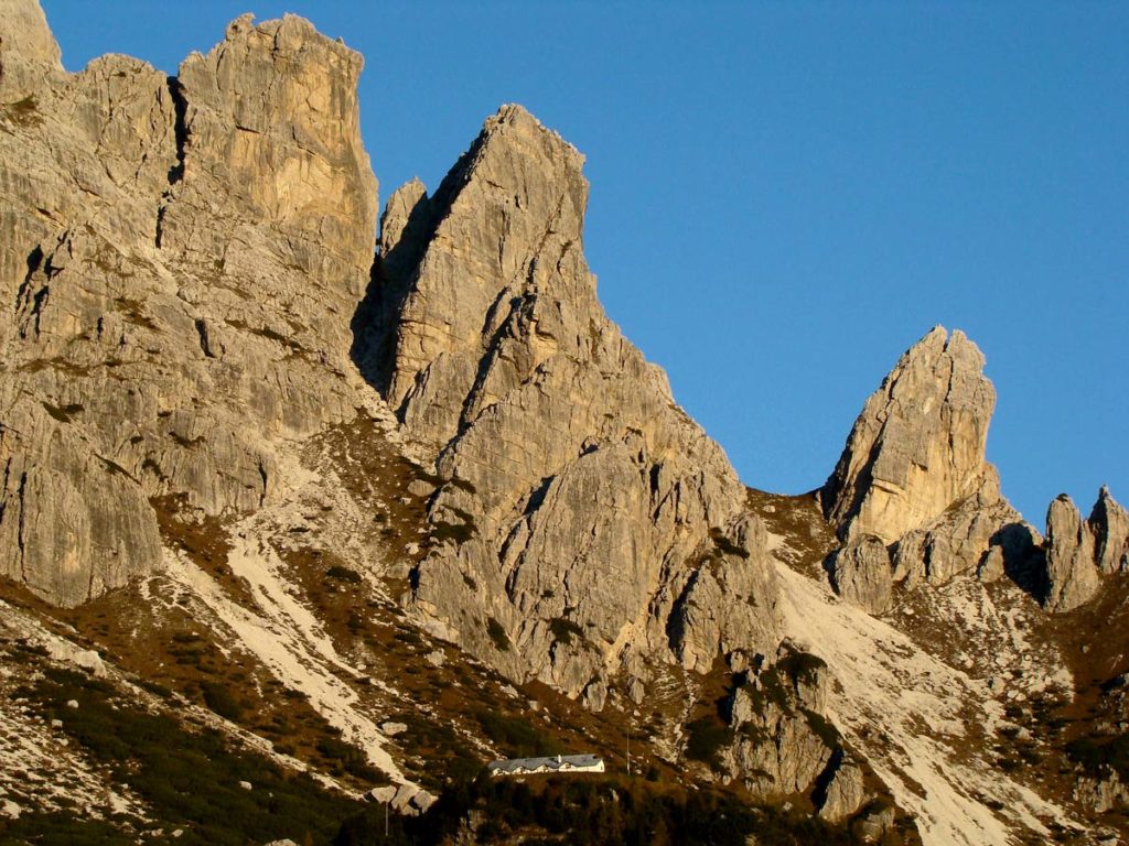 Il rif. Ciareido con alle spalle le torri Artù, Pian dei Buoi e S. Lorenzo