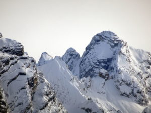 Da destra: Antelao, Forc. Menini, Punta Menini, Punta Chiggiato, Forc. Chiggiato, Cima Fanton (appena visibile); in primo piano a sinistra la Croda De Marchi seguita da Cima Nosoio (da Misurina, Istituto Pio XII)