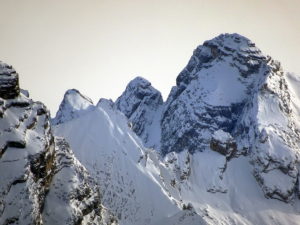 Da destra: Antelao, Forc. Menini, Punta Menini, Punta Chiggiato, Forc. Chiggiato, Cima Fanton (appena visibile); in primo piano a sinistra la Croda De Marchi seguita da Cima Nosoio (da Misurina, Istituto Pio XII)