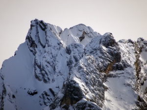 Cime Bastioni (N e S) dietro alla Croda De Marchi (anch'essa con le cime N e S; quella S, sul lato destro, è la cima principale)