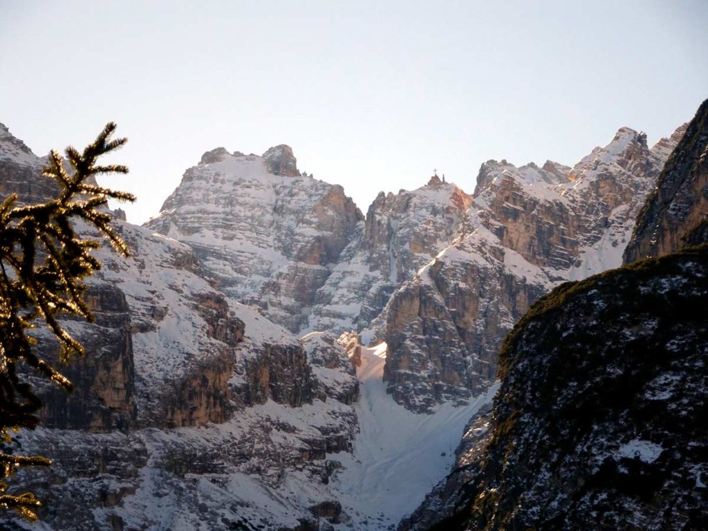 Cima di Mezzo del Cristallo dalla strada tra Carbonin e il rif. Vallandro; a destra della cima la croce retrostante il rifugio Lorenzi di forcella Staunies; in primo piano la Valle della Fontana di Sigismondo